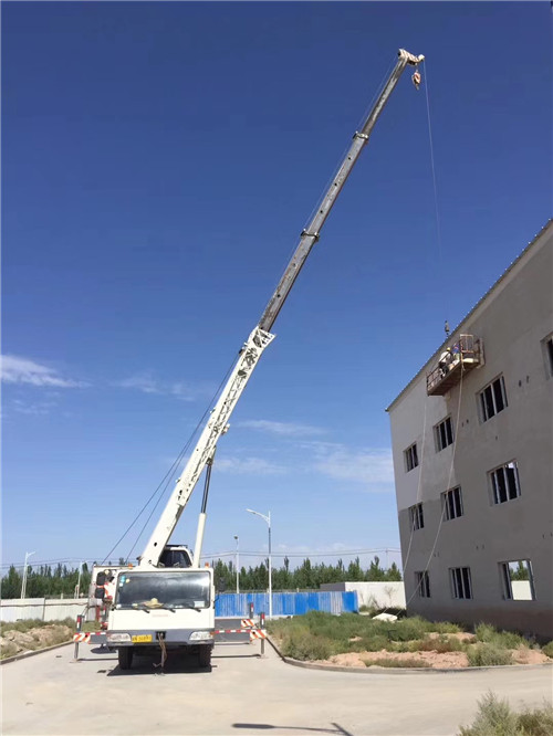 朝阳县“轻装强干”—— 吊车的 “轻量化臂架” 技术